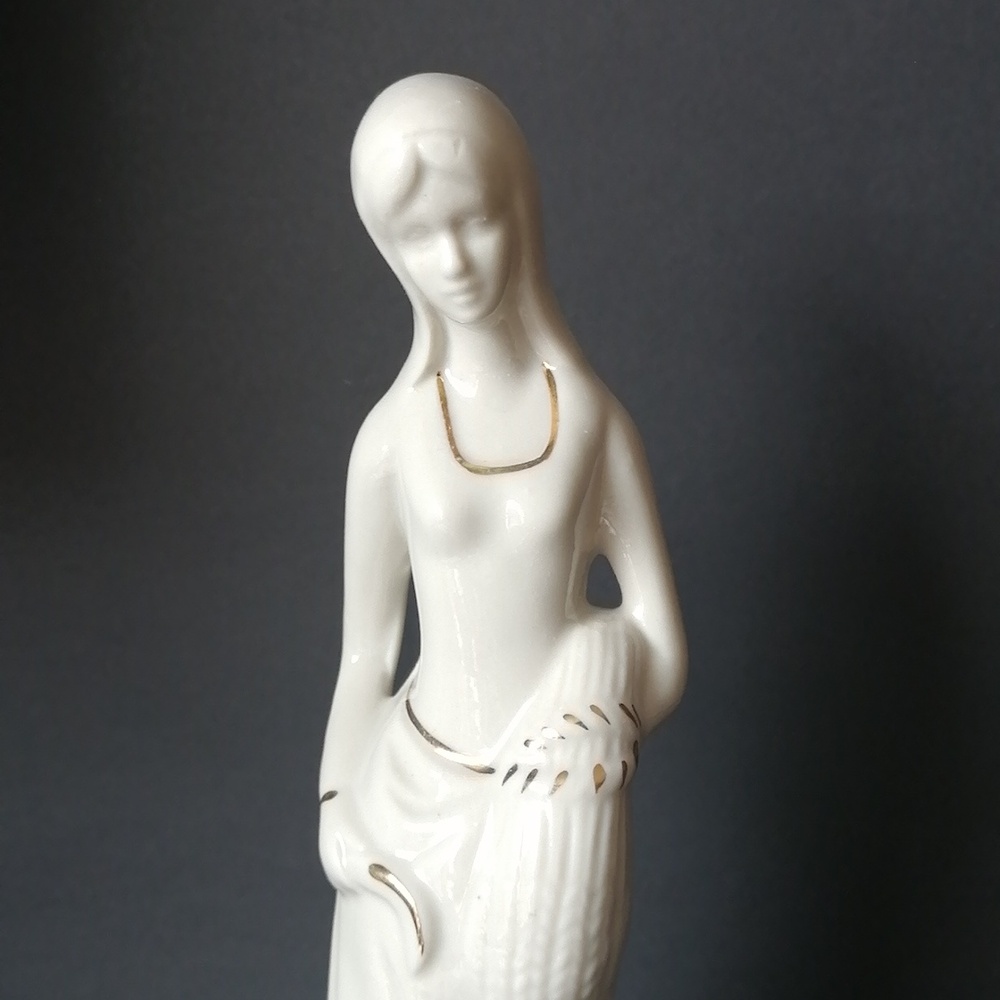 Vintage Kunstporzellan Zumas Harvesting Woman Porcelain Off-White Ivory Figurine